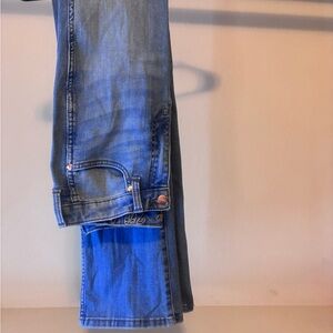 Lainey Wilson Wrangler jeans